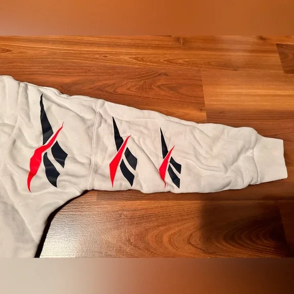 Reebok Cropped Sweater. Size M - Picture 6 of 7